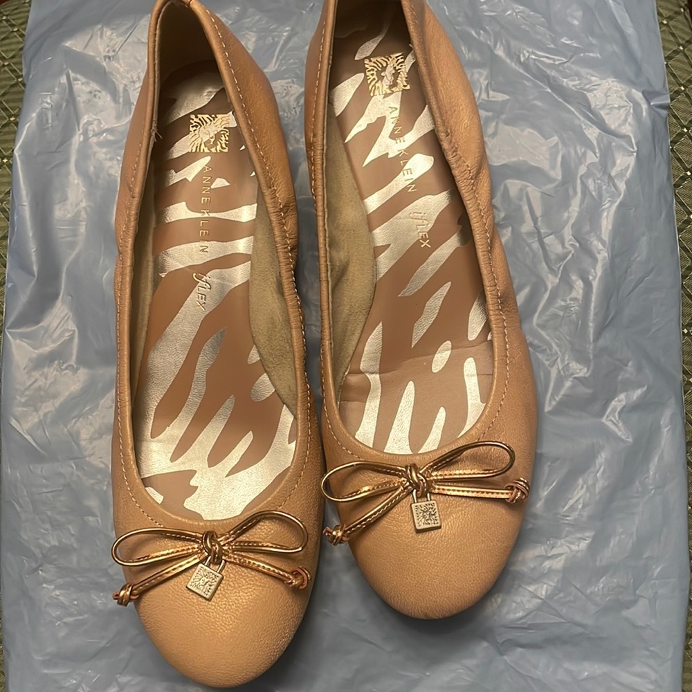 AK Anne Klein Caramel Kidskin Leather Pumps with RoseGold Bows, Heels Flats 9
